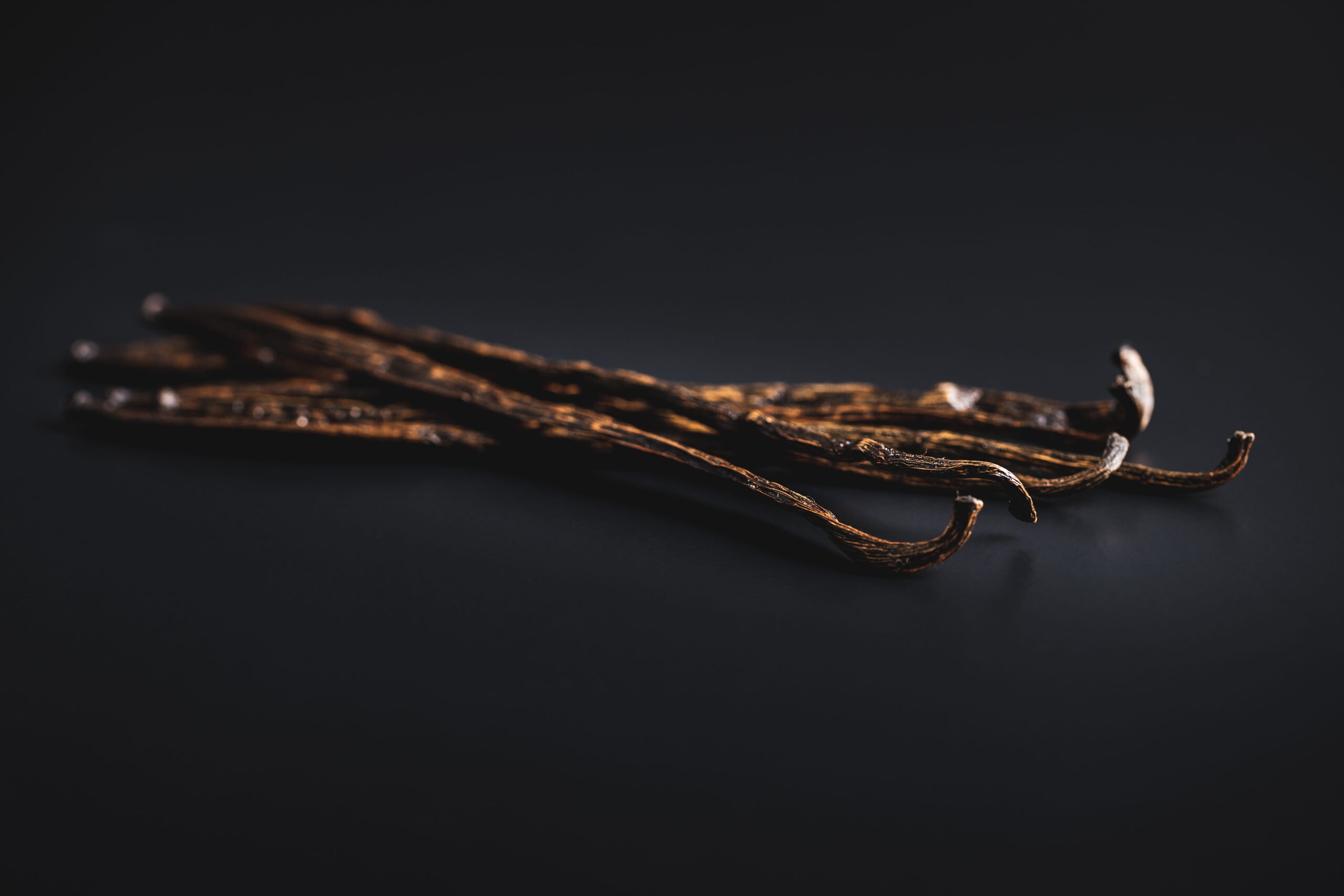 vanilla-pods-black-table (1)